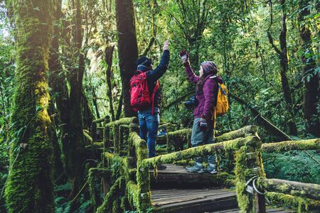 Essential Tips for Planning a Successful Family or Group Hike in the US