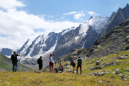 Establishing Roles and Responsibilities for Safe Group Hiking